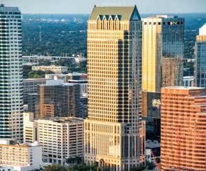 Commodities such as gold, oil, agricultural products and industrial metals offer opportunities to diversify your portfolio and hedge against inflation, but they are also high-risk assets due to price volatility, geopolitical tensions and supply-demand shocks; the key is to invest with a clear strategy, an understanding of the underlying market drivers, and only with capital that does not compromise your financial stability.