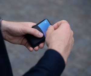 Cryptocurrencies offer high return potential and greater financial freedom through decentralisation, operating in a market that is open 24/7. However, they are a high-risk asset due to extreme volatility and the lack of regulation. The main risks include rapid losses and cybersecurity failures. The key to success is to invest only with a clear strategy and with capital that does not compromise your financial stability.