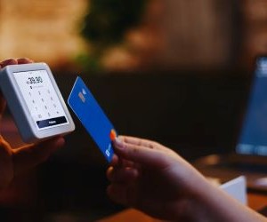 Commodities such as gold, oil, agricultural products and industrial metals offer opportunities to diversify your portfolio and hedge against inflation, but they are also high-risk assets due to price volatility, geopolitical tensions and supply-demand shocks; the key is to invest with a clear strategy, an understanding of the underlying market drivers, and only with capital that does not compromise your financial stability.