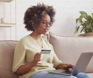 Cryptocurrencies offer high return potential and greater financial freedom through decentralisation, operating in a market that is open 24/7. However, they are a high-risk asset due to extreme volatility and the lack of regulation. The main risks include rapid losses and cybersecurity failures. The key to success is to invest only with a clear strategy and with capital that does not compromise your financial stability.